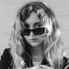 Ouça Mercedess, assista a videoclipes, leia a biografia, veja as datas das turnês e mais!