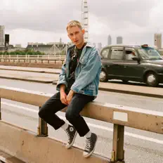 聆聽 Astronomyy、觀看音樂影片、閱讀小傳、查看巡演日期等！