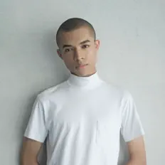 Escucha a ROY, mira vídeos musicales, lee la biografía, consulta fechas de giras y mucho más.