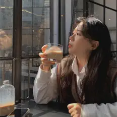 Hör dir Seo Yeong an, schau dir Musikvideos an, lies die Biografie, finde Tourdaten und mehr!