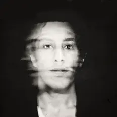 聆聽 Outblack、觀看音樂影片、閱讀小傳、查看巡演日期等！
