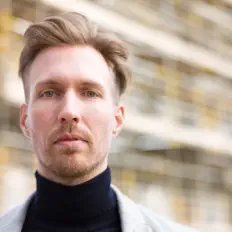 Lee Reynoldsを聴いたり、ミュージックビデオを鑑賞したり、経歴やツアー日程などを確認したりしましょう！