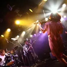 聆聽 sgt.、觀看音樂影片、閱讀小傳、查看巡演日期等！