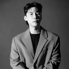 yed을(를) 듣고, 뮤직 비디오를 보고, 약력을 읽고, 투어 일정 등을 확인하세요!