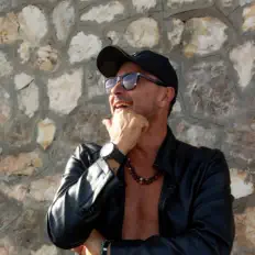 Dengarkan ЭМИР, tonton video musik, baca bio, lihat tanggal tur & lainnya!