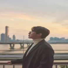 聆聽 LEENU、觀看音樂影片、閱讀小傳、查看巡演日期等！