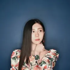 聆聽 Vera Chai、觀看音樂影片、閱讀小傳、查看巡演日期等！