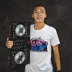 DJ Sandyを聴いたり、ミュージックビデオを鑑賞したり、経歴やツアー日程などを確認したりしましょう！