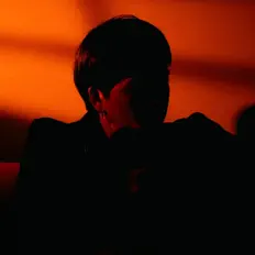 聆聽 oong、觀看音樂影片、閱讀小傳、查看巡演日期等！
