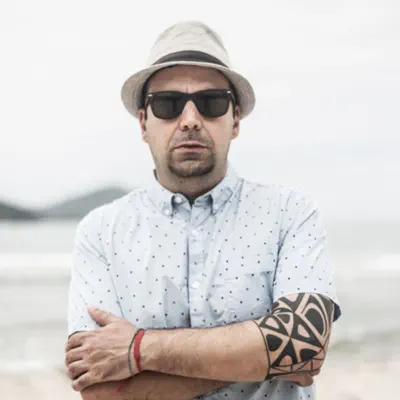 Listen to Gabriel Martins, watch music videos, read bio, see tour dates & more!