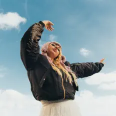 聆聽 BBYBITES、觀看音樂影片、閱讀小傳、查看巡演日期等！