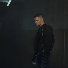 Hör dir ARTUR VORONIN an, schau dir Musikvideos an, lies die Biografie, finde Tourdaten und mehr!