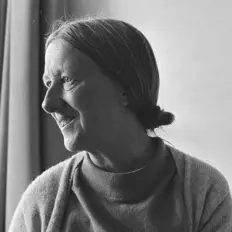 Imogen Holstを聴いたり、ミュージックビデオを鑑賞したり、経歴やツアー日程などを確認したりしましょう！