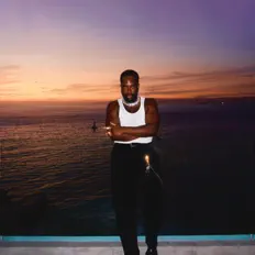 Poslechněte si interpreta David Maxwell, sledujte hudební videa, přečtěte si životopis, podívejte se na data turné a další informace.