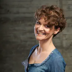 Ascolta Sophie Marilley, guarda video musicali, leggi la biografia, vedi le date del tour & altro!