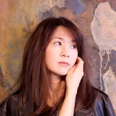 聆聽 入日茜、觀看音樂影片、閱讀小傳、查看巡演日期等！