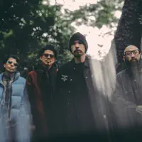 聆聽 undefined、觀看音樂影片、閱讀小傳、查看巡演日期等!