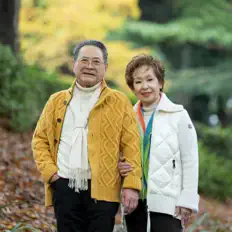 サチコ을(를) 듣고, 뮤직 비디오를 보고, 약력을 읽고, 투어 일정 등을 확인하세요!