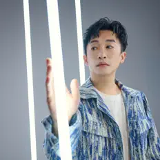 聆聽 徐哲緯、觀看音樂影片、閱讀小傳、查看巡演日期等！