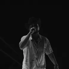 Dengarkan Xavier Flores, tonton video musik, baca bio, lihat tanggal tur & lainnya!