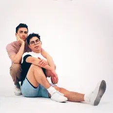Poslechněte si interpreta TWINKIDS, sledujte hudební videa, přečtěte si životopis, podívejte se na data turné a další informace.