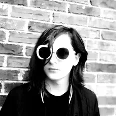 聆聽 Sue Xan、觀看音樂影片、閱讀小傳、查看巡演日期等！