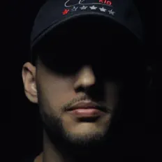 Poslechněte si interpreta CL KID, sledujte hudební videa, přečtěte si životopis, podívejte se na data turné a další informace.