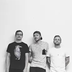 Glue Crewを聴いたり、ミュージックビデオを鑑賞したり、経歴やツアー日程などを確認したりしましょう！