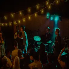 Luister naar The Wave, bekijk muziekvideo's, lees de bio, bekijk de tourdata, en meer!