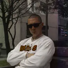 聆聽 Wanted Razo、觀看音樂影片、閱讀小傳、查看巡演日期等！