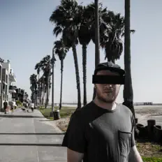 Awalを聴いたり、ミュージックビデオを鑑賞したり、経歴やツアー日程などを確認したりしましょう！