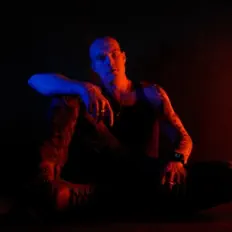 收听 AnKK、观看音乐视频、阅读小传、查看巡演日期等 ！