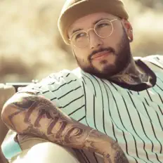 Hör dir Hnnbl an, schau dir Musikvideos an, lies die Biografie, finde Tourdaten und mehr!