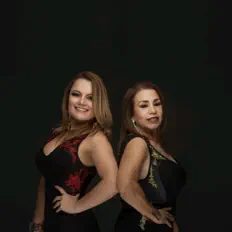 Las Hermanitas Calleを聴いたり、ミュージックビデオを鑑賞したり、経歴やツアー日程などを確認したりしましょう！