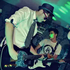 聆聽 THE Pumpers、觀看音樂影片、閱讀小傳、查看巡演日期等！