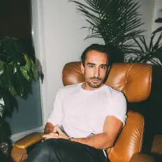 收听 The First Contact、观看音乐视频、阅读小传、查看巡演日期等 ！