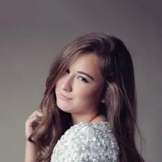 聆聽 Mary English、觀看音樂影片、閱讀小傳、查看巡演日期等！