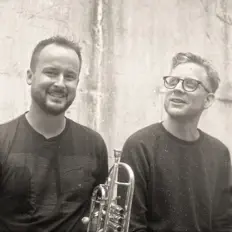 Douxを聴いたり、ミュージックビデオを鑑賞したり、経歴やツアー日程などを確認したりしましょう！