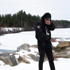 Hör dir Nino an, schau dir Musikvideos an, lies die Biografie, finde Tourdaten und mehr!