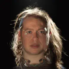 CD-ROM सुनें, म्यूज़िक वीडियो देखें, बायो पढ़ें, दौरे की तारीखें और बहुत कुछ देखें!