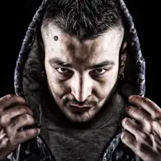 聆聽 Il Master、觀看音樂影片、閱讀小傳、查看巡演日期等！