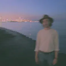 聆聽 Okay Alright、觀看音樂影片、閱讀小傳、查看巡演日期等！