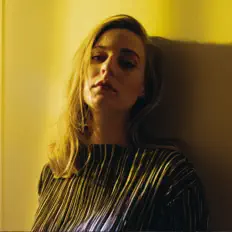 聆聽 Dona、觀看音樂影片、閱讀小傳、查看巡演日期等！