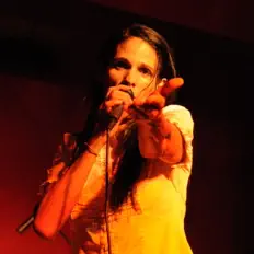 Ouça Kelly Z, assista a videoclipes, leia a biografia, veja as datas das turnês e mais!