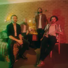 Ascolta Highways, guarda video musicali, leggi la biografia, vedi le date del tour & altro!