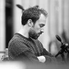 聆聽 Simon-Pierre Bestion、觀看音樂影片、閱讀小傳、查看巡演日期等！