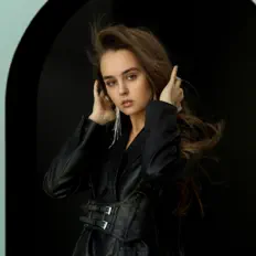 Escucha a Violetta Vencer, mira vídeos musicales, lee la biografía, consulta fechas de giras y mucho más.