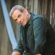 Escucha a Garou, mira videos musicales, lee su biografía, consulta las fechas de las gira y más.