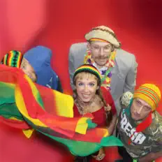 Listen to Акимама, watch music videos, read bio, see tour dates & more!