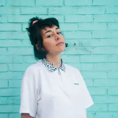 聆聽 Oré、觀看音樂影片、閱讀小傳、查看巡演日期等！